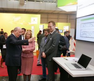 Ministerin Prof. Wanka am Stand von InnoCow (Foto:DFKI)